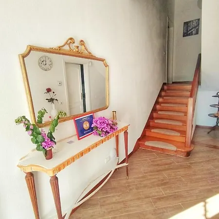 לינה וארוחת בוקר La Bouganville 3*